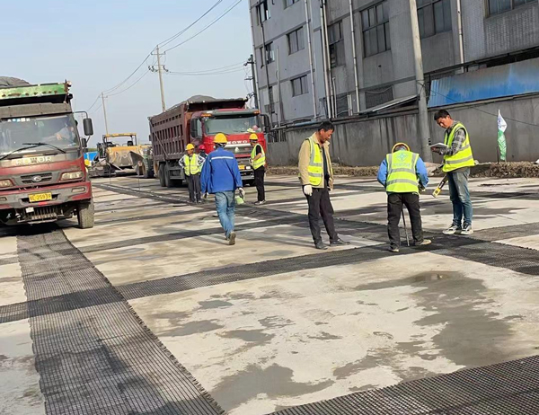 围场老材料的新故事：玻璃纤维土工格栅如何在‘白改黑’浪潮中重获新生？