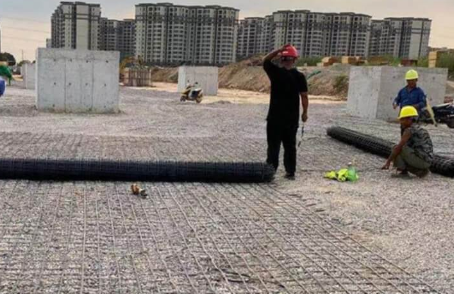 围场土工格栅铺设前地基要怎么处理？